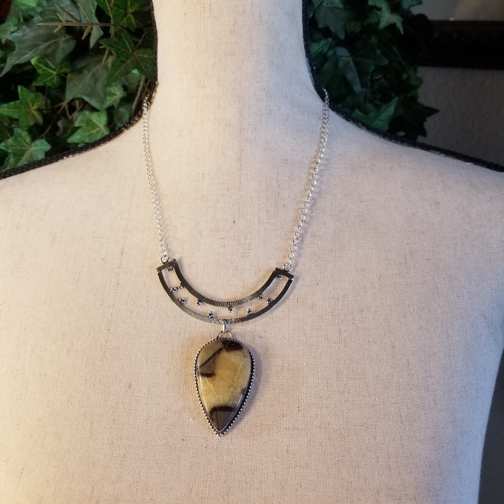 FOXY NECKLACE NWOT